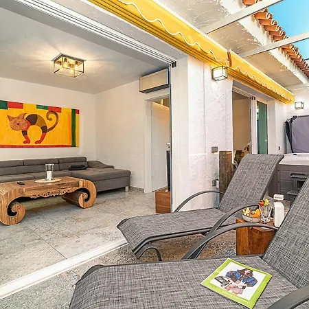 Luxury Apartment, Sea Views, Jacuzzi&sauna. Apartament