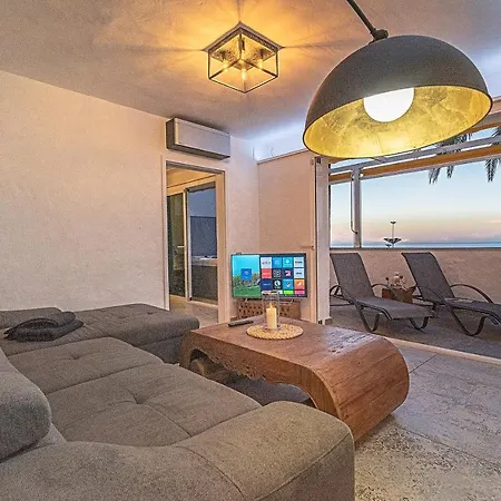 Apartment Luxury Apartment, Sea Views, Jacuzzi And Sauna.