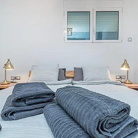 Luxury Apartment, Sea Views, Jacuzzi And Sauna.